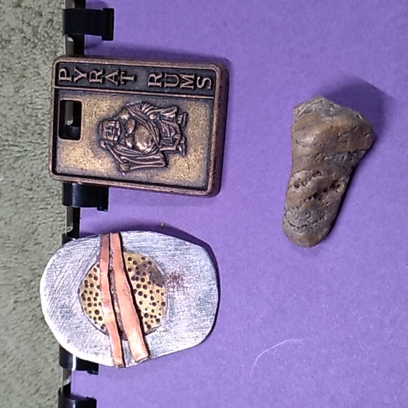 Metal and earth pendant and pin - Picture 1 of 4